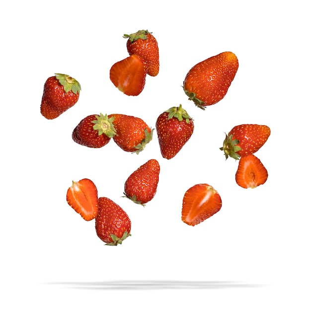 Fresas que caen aisladas sobre fondo blanco