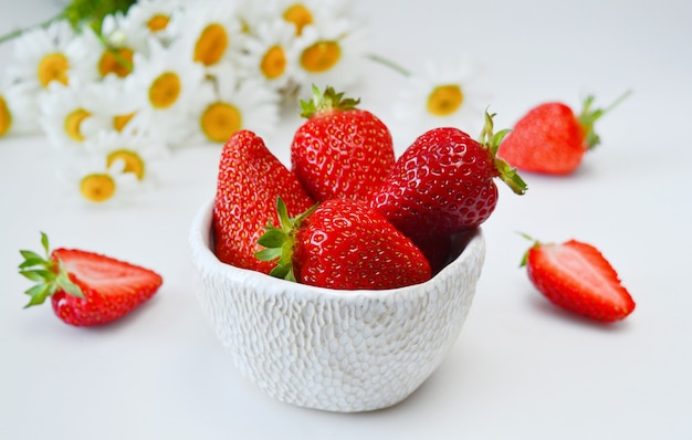 Foto fresas en un recipiente aislado en blanco