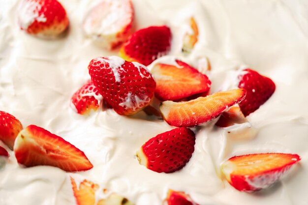 Fresas en rodajas en crema agria