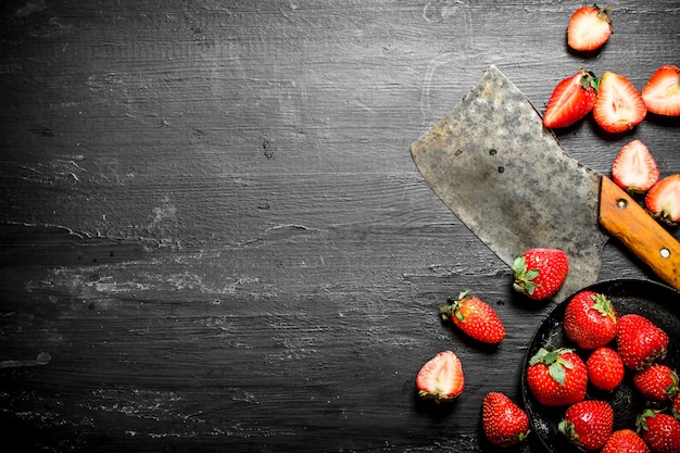 Fresas en rodajas con el hacha vieja