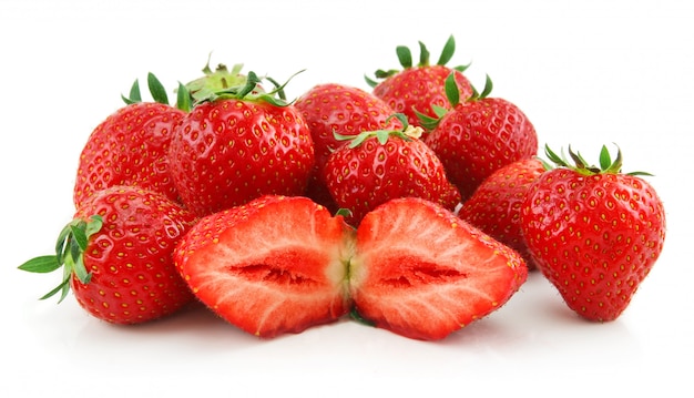 Foto fresas en rodajas maduras aisladas en blanco