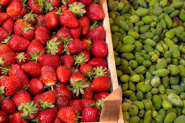 Fresas rojas de colores vivos en el mercado de frutas