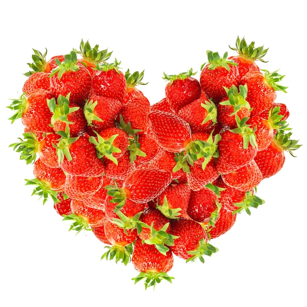 Fresas rojas en forma de corazón en blanco