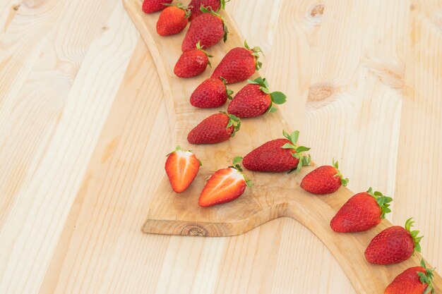 Fresas rojas frescas en la mesa de madera