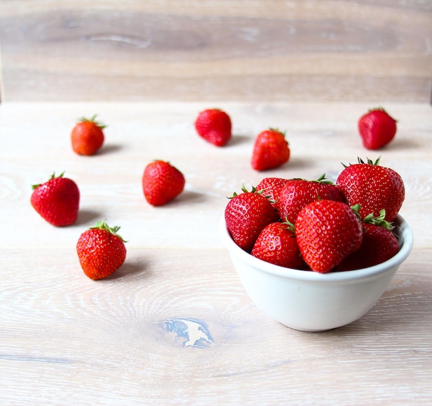 Fresas rojas maduras frescas en un tazón en el fondo rústico Alimentos dietéticos saludables