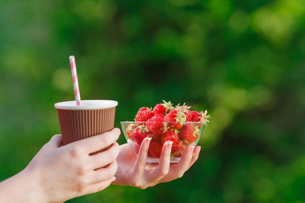 Fresas rojas maduras jugosas y café