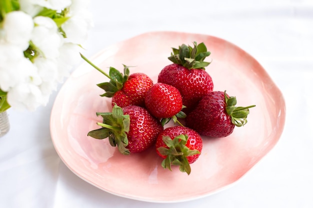 Fresas rojas maduras en un plato Cosecha de verano