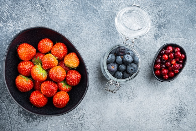 Fresas rojas maduras en un tazón negro