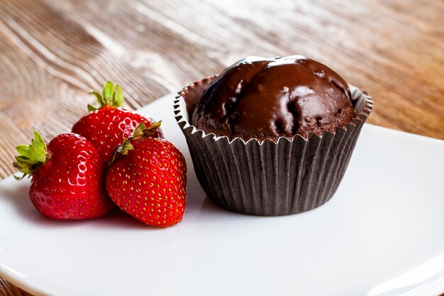 Las fresas rojas maduras se utilizan para hacer postres fresas rojas en la cocina