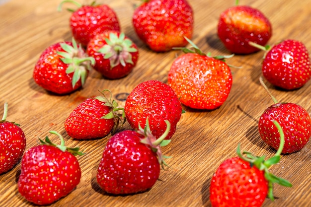 Las fresas rojas maduras se utilizan para hacer postres.