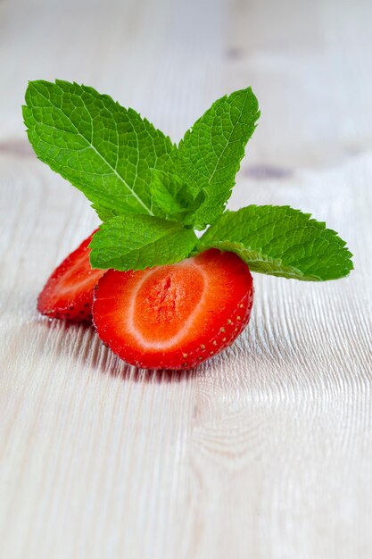 Las fresas rojas maduras se utilizan para hacer postres.