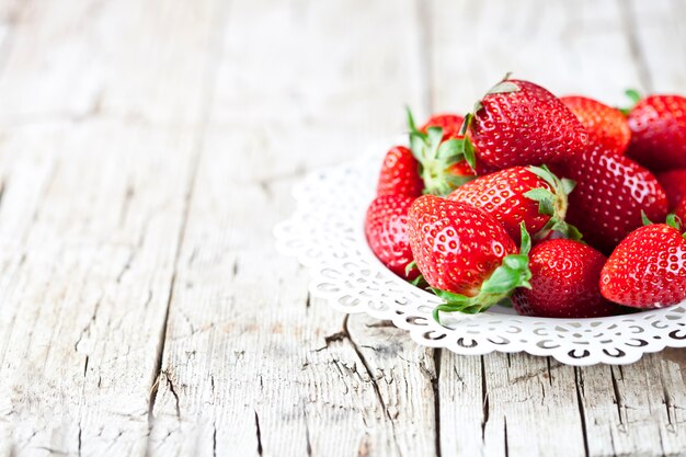 Fresas rojas orgánicas en plato blanco