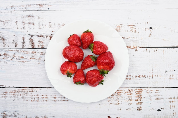 Fresas rojas en un plato blanco