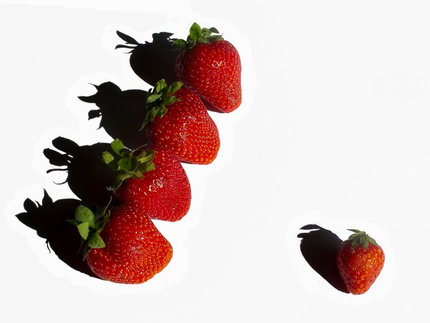 Foto las fresas rojas sobre un fondo blanco.