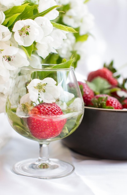 Fresas rojas en un vaso Cosechando bayas