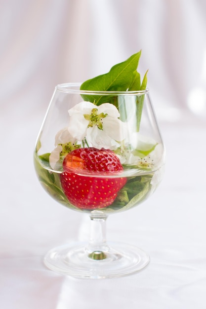 Fresas rojas en un vaso Cosechando bayas