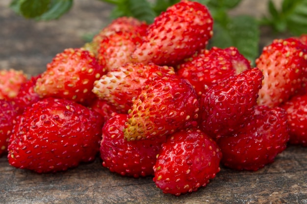 fresas salvajes en la madera