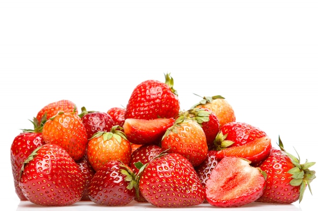 Fresas sobre fondo blanco.