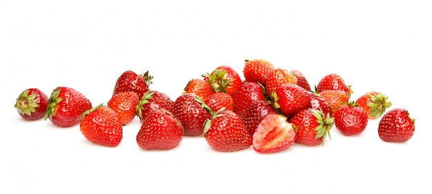 Fresas sobre fondo blanco.