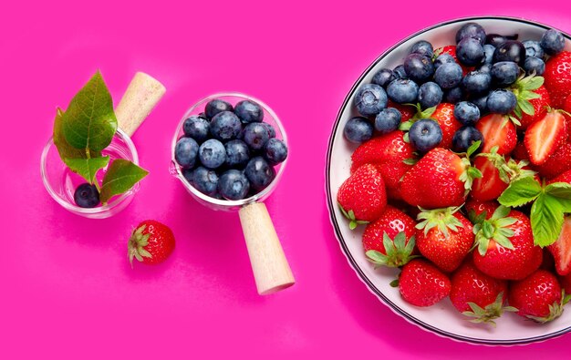 Fresas sobre fondo de color Concepto de alimentos orgánicos Vista superior espacio de copia
