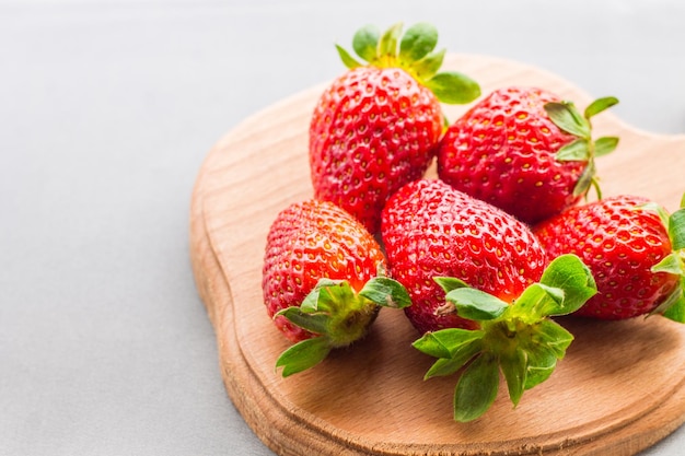 Fresas en una tabla de madera