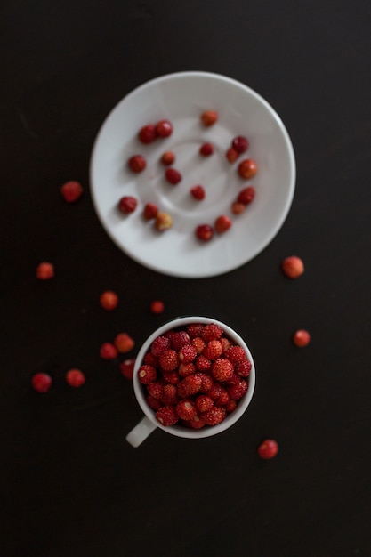 Fresas en una taza blanca