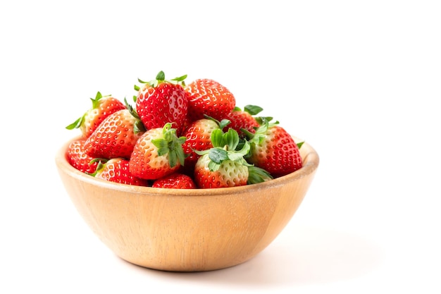 Fresas en taza de madera aisladas sobre fondo blanco Fresas con hojas