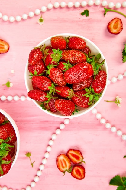 Fresas en un tazón blanco. Fresas frescas. Hermosas fresas