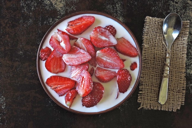 Fresas con tazón de crema. Postre Saludable. Dieta Keto.