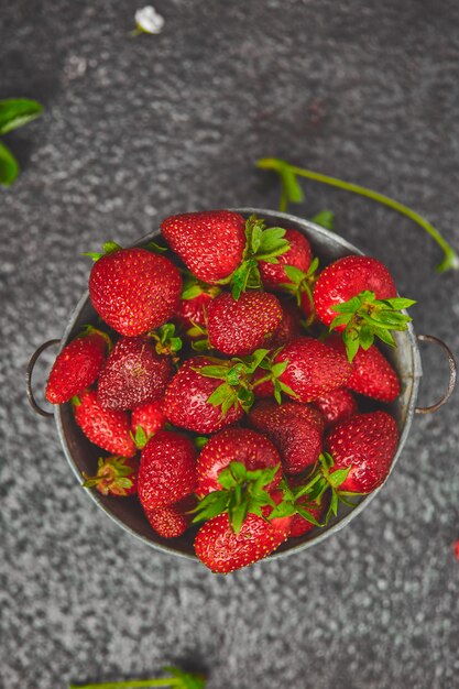 Fresas en un tazón gris. Fresas frescas. Hermosas fresas