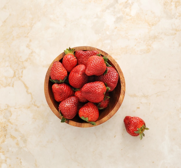 Fresas en un tazón de madera