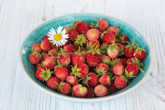 Fresas en un tazón sobre una mesa de madera