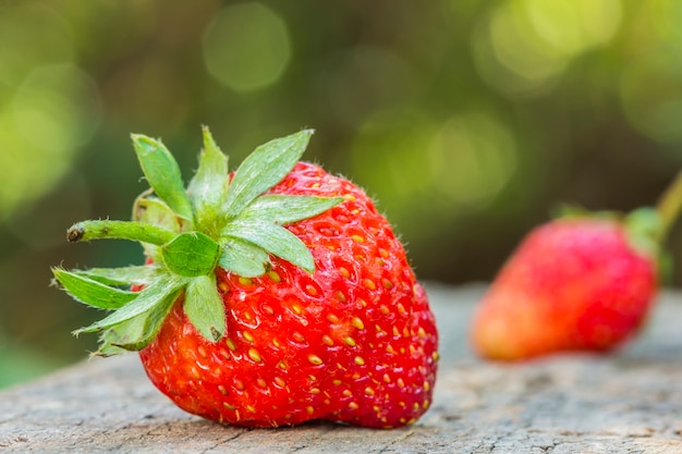 Fresas en la vieja mesa de madera con textura