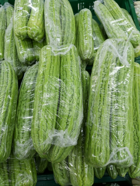 Fresca calabaza amarga para la venta en el mercado. enfoque suave.