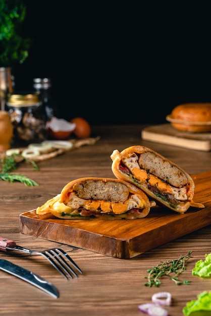 Fresca y sabrosa hamburguesa de pollo ovni en la mesa de madera fotografía de humor oscuro