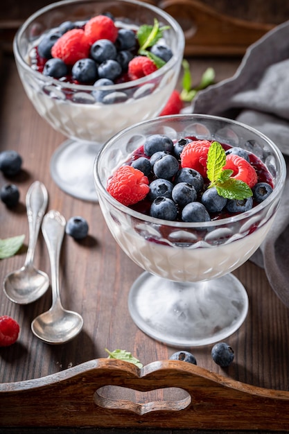 Fresca y sabrosa Panna Cotta servida en vaso con mousse