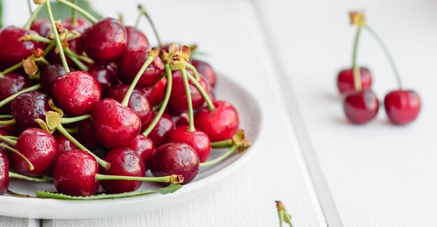 Frescas bayas de cereza brillantes rojas deliciosas