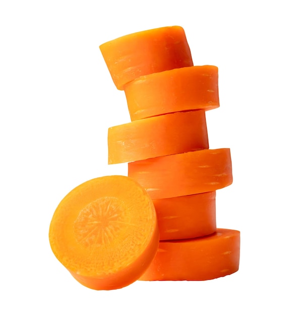 Frescas e lindas fatias de cenoura laranja empilhadas são isoladas em fundo branco com caminho de recorte Foto de perto e de frente de raízes vegetais úteis