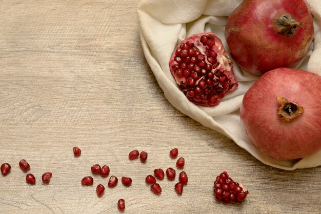 frescas maduras jugosas granadas semillas la bolsa mesa fondo de madera frutas vegano comida vegetariana