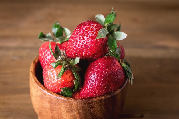 Frescas Sabrosas Fresas En Un Tazón De Madera Fondo Rústico De Madera Cerrar