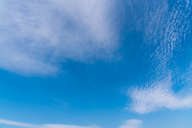 Fresco colorido brillante y hermoso de nubes blancas en el cielo azul durante el día.