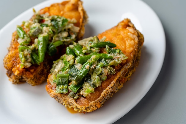 Fresco corte de caballa frita con sambal ijo