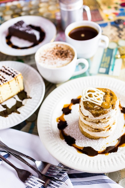 Fresco italiano dulce de leche com café na mesa.