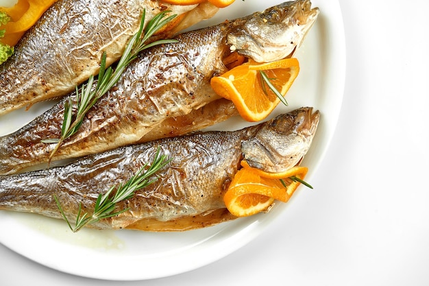 Fresco marinado em especiarias truta peixe em um prato branco Foco seletivo de fundo branco