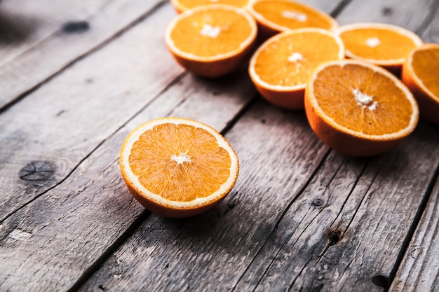 Fresco, naranja sobre una mesa de madera