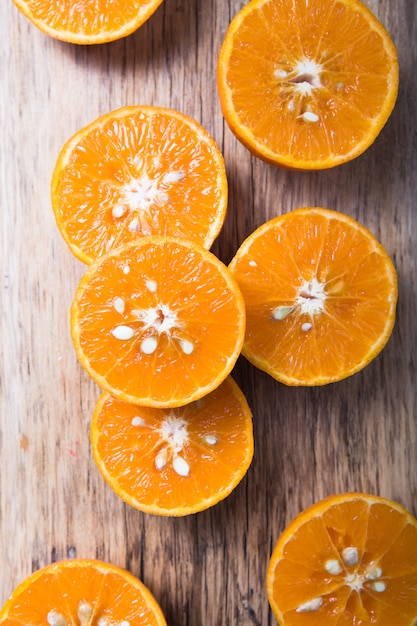 Fresco picado meia laranja pedaços ou fundo de comida com tangerina
