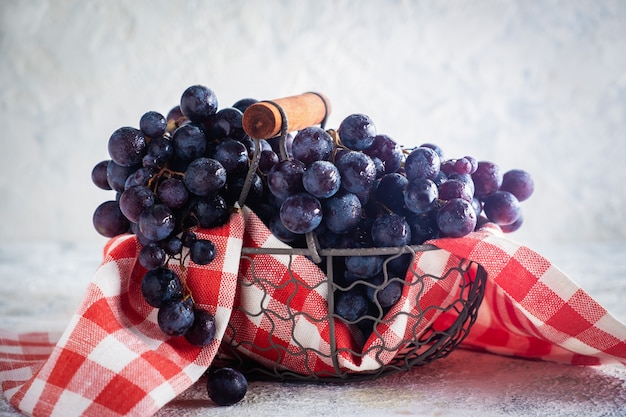 Fresco racimo de uvas en una canasta de metal