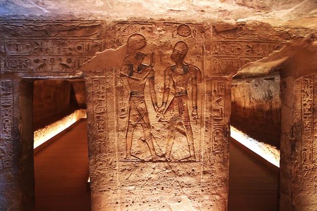 Frescos no templo de Abu Simbel, Egito