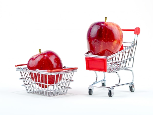 Frescura apple conceito de compras com carrinho pequeno e cesta no fundo branco