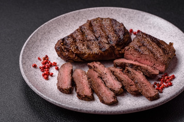 Foto fresh jugoso delicioso filete de carne de res en un fondo oscuro